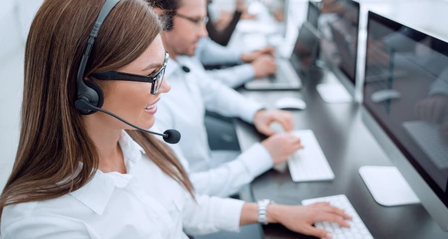Monitoring professional in front of a computer in a call center